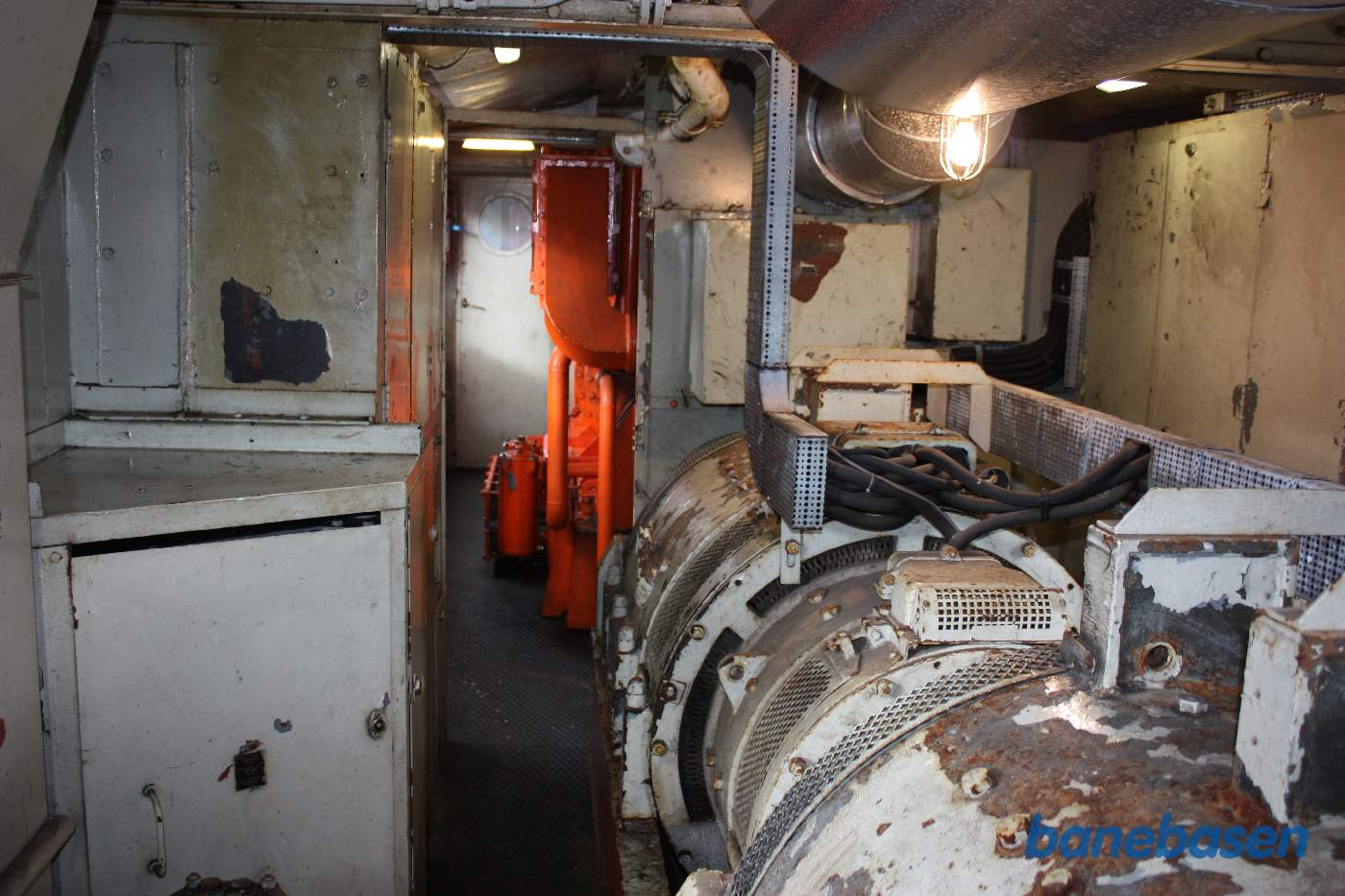 Da vi er kommet til Bryrup, fik vi lov til at kigge nærmere på M8. Den orange dieselmotor trækker de 2 hoveddynamoer og 2 hjælpedynamoer. Lokomotivet blev ombygget i Nakskov, mens det hed LJ M 31