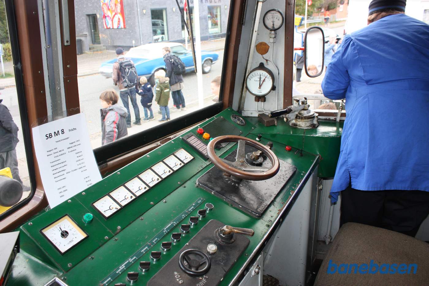 Det ombyggede førerbord. Det er Hovedgaden der ses udenfor lokomotivets forruder
