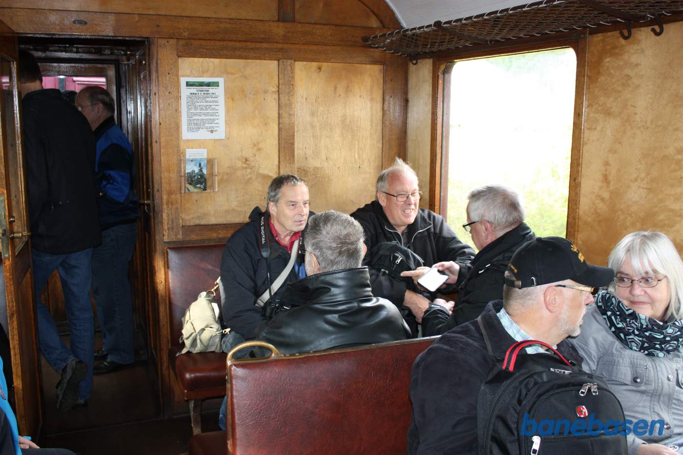 Rejsende i en Triangelmotorvogn venter på at toget skal køre Rejsende i en Triangelmotorvogn venter på at toget skal køre