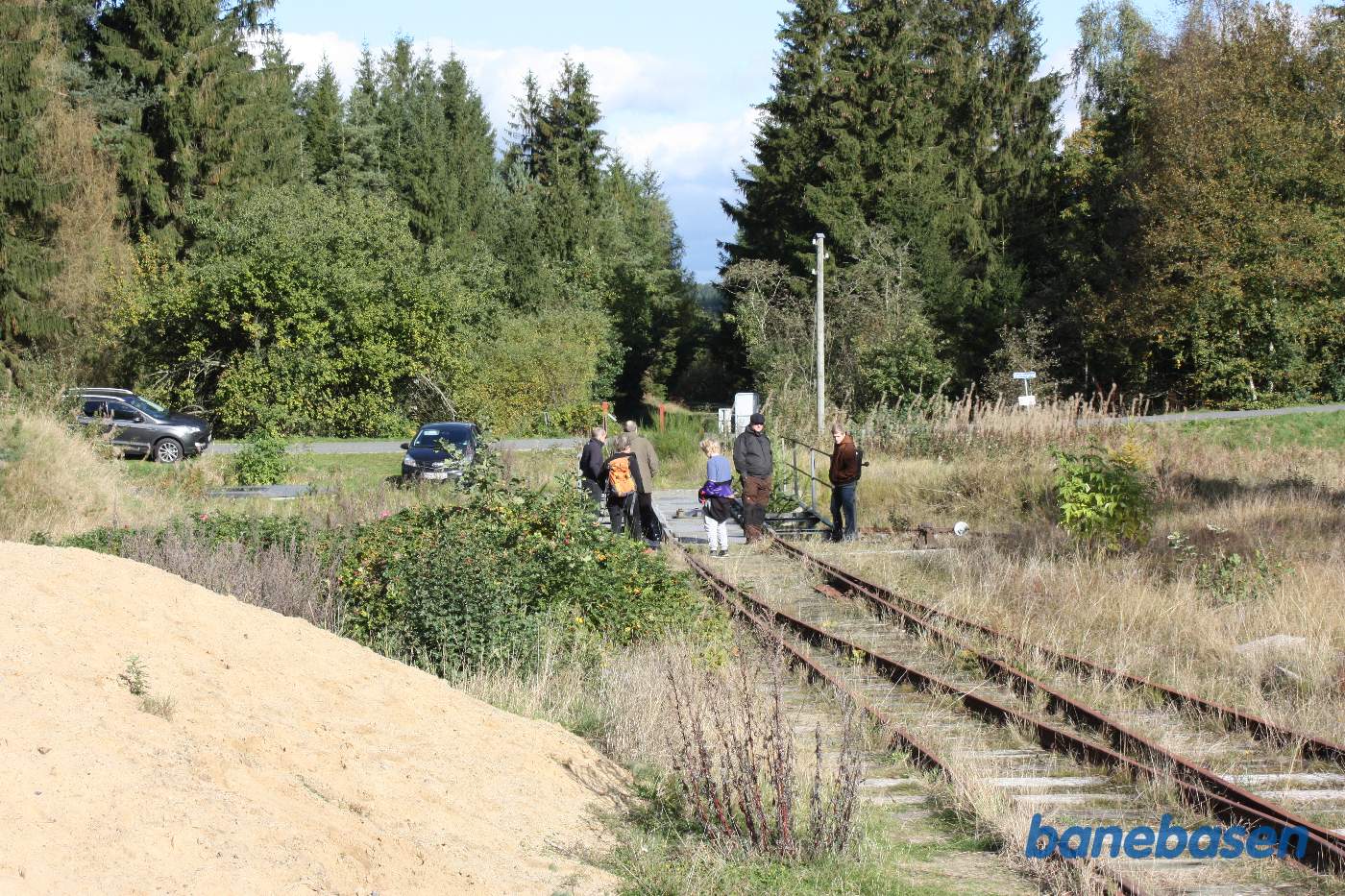 Drejeskiven har klubben lagt for enden af banen, cykelstien fortsætter ind i skoven