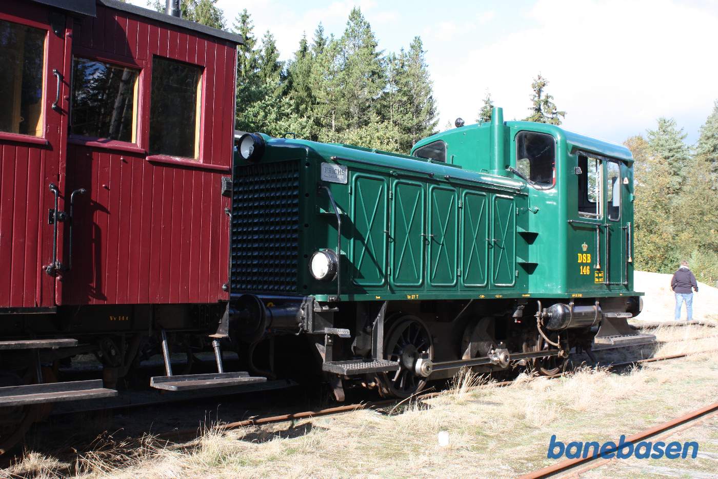 En grøn Frichs rangertraktor med persontog i spor 1