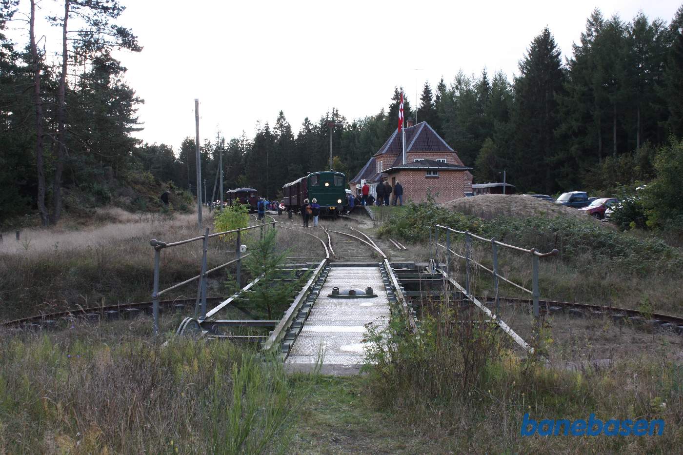 Drejeskiven har klubben lagt for enden af banen. En grøn Frichs rangertraktor med persontog i spor 1 Drejeskiven har klubben lagt for enden af banen. En grøn Frichs rangertraktor med persontog i spor 1