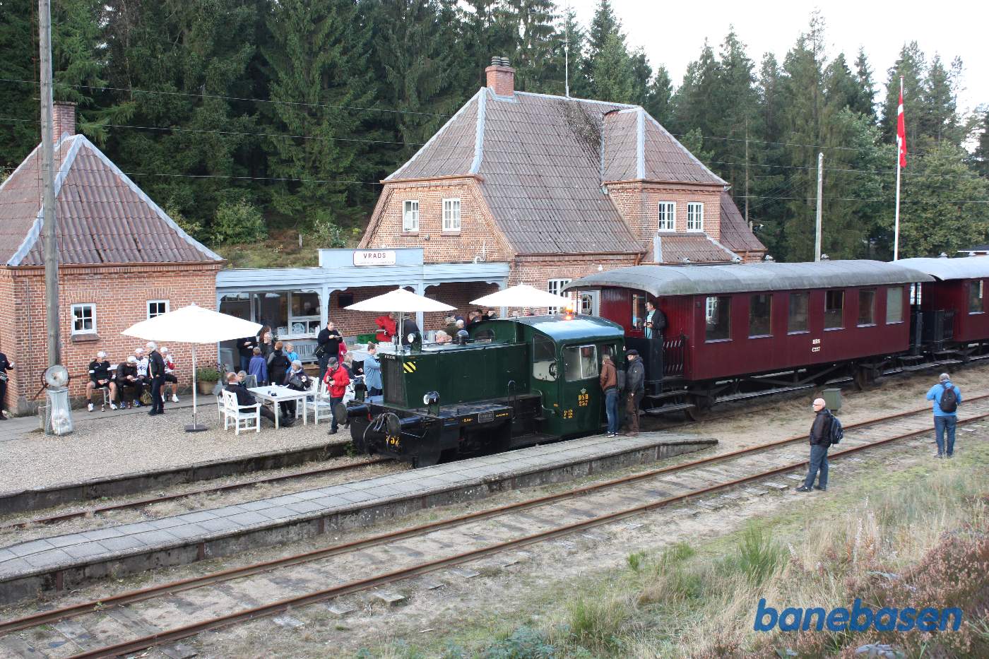 Den lille grønne Køf er koblet til vognene, klar til at trække dem ind i sidesporet Den lille grønne Køf er koblet til vognene, klar til at trække dem ind i sidesporet