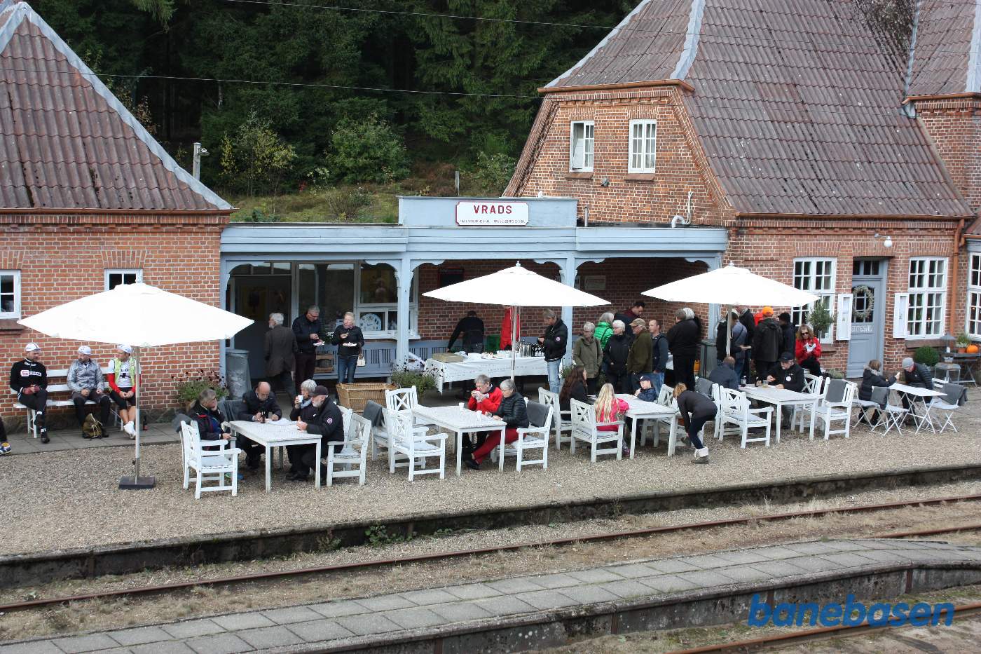 Mange gæster nyder at få lidt at drikke, på stationens perron café