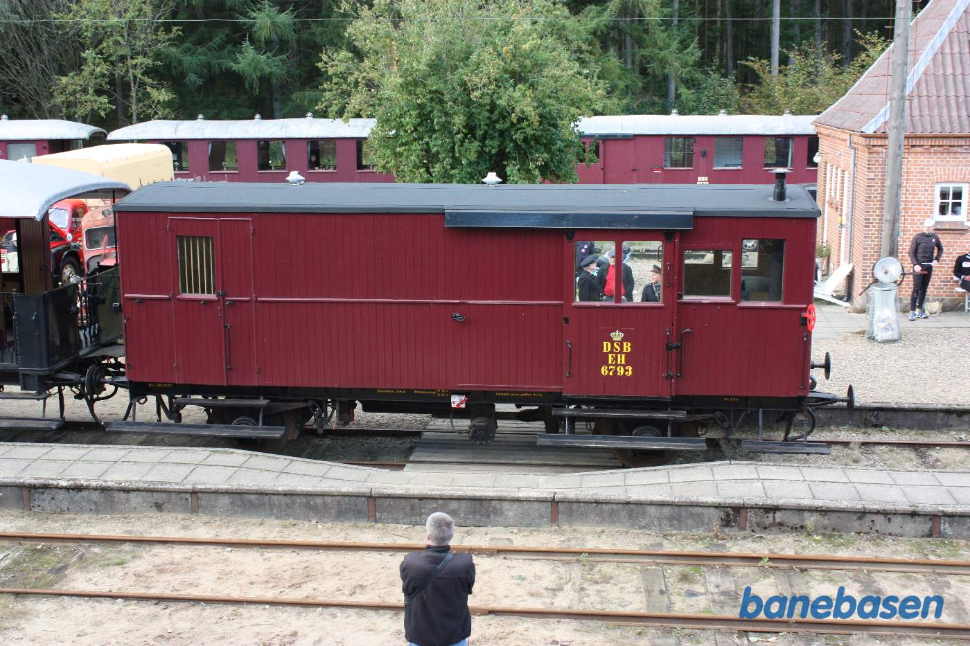 Den lille Køf skubber vognene til perron, her først pakvognen set oppe fra skrænten Den lille Køf skubber vognene til perron, her først pakvognen set oppe fra skrænten