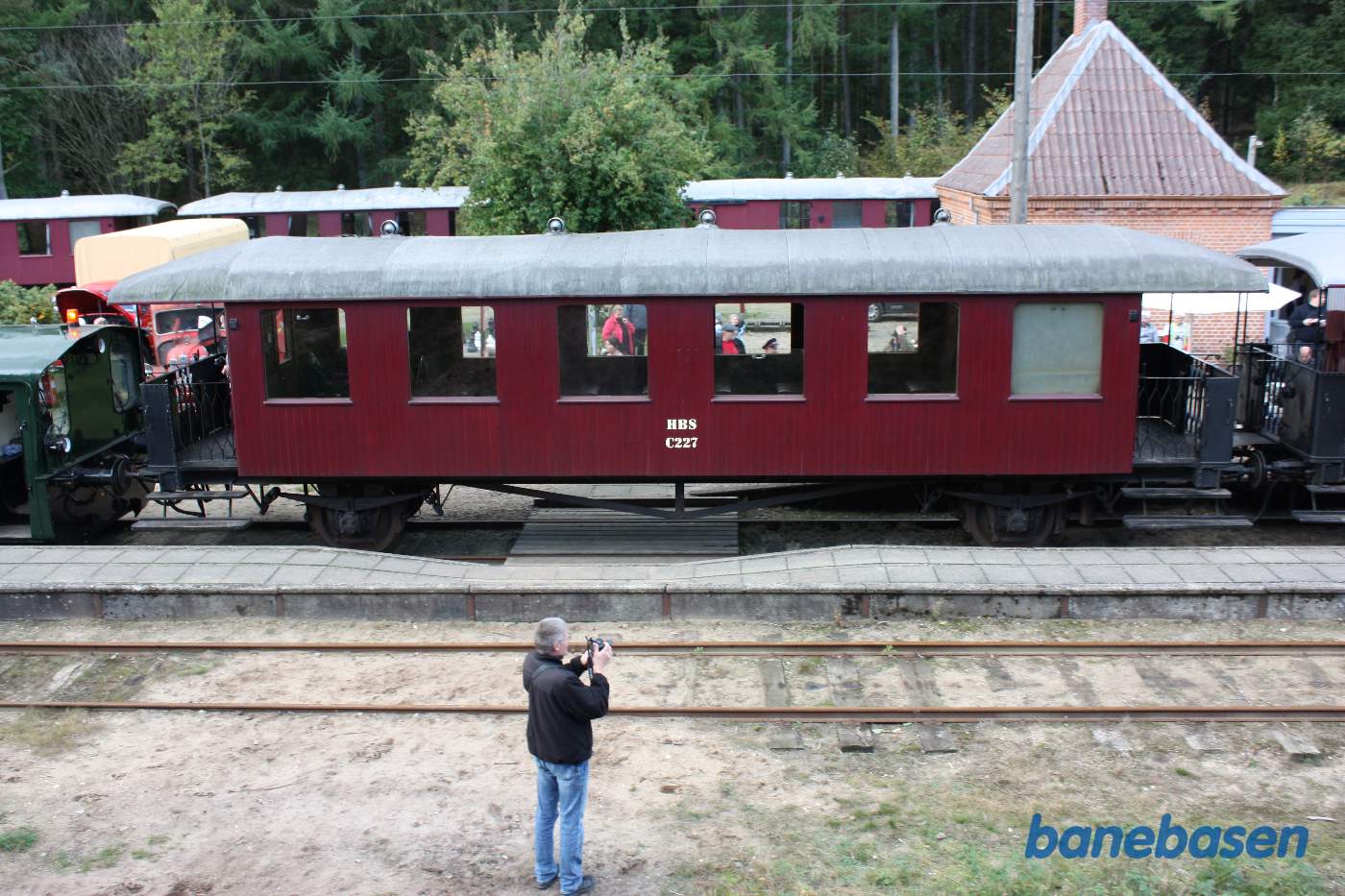 Den lille Køf skubber vognene til perron, her en af personvognene set oppe fra skrænten Den lille Køf skubber vognene til perron, her en af personvognene set oppe fra skrænten