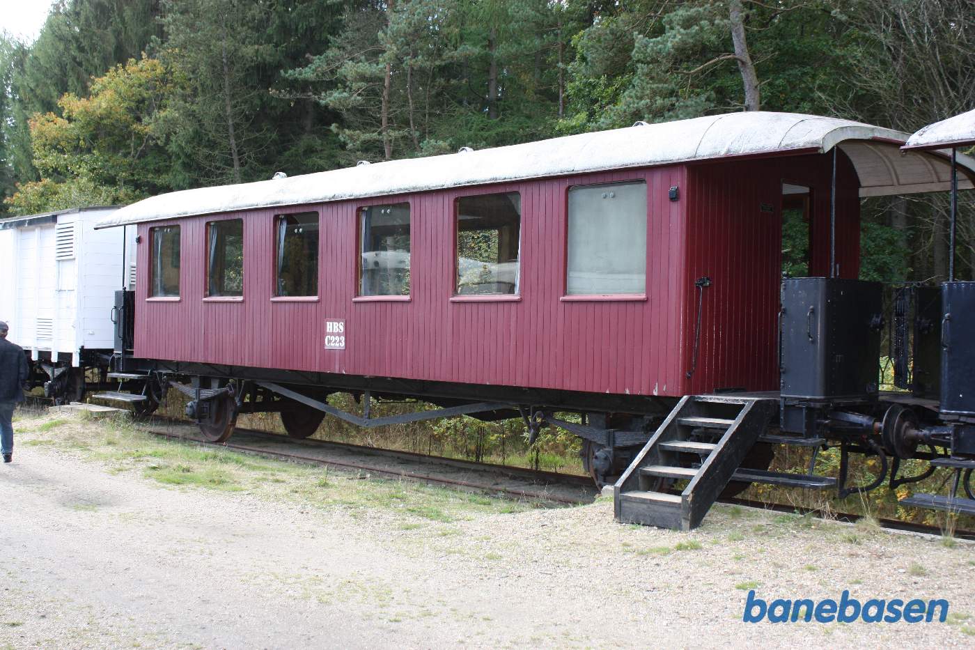 I sidesporet på stationen står bl.a. en af banens personvogne