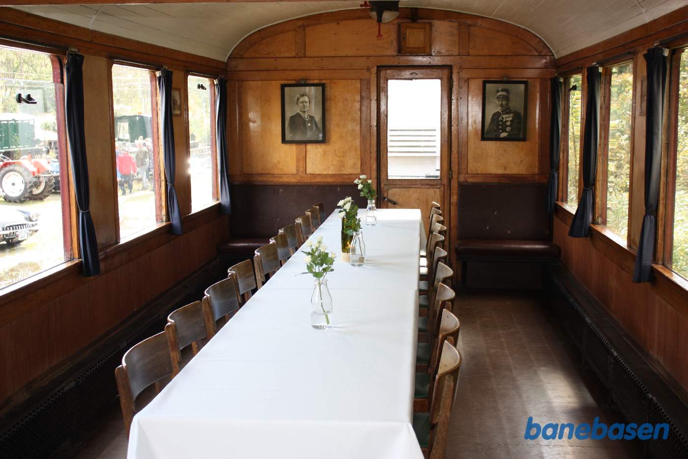 Personvognen er indvendigt indrettet til selskabelighed Personvognen er indvendigt indrettet til selskabelighed