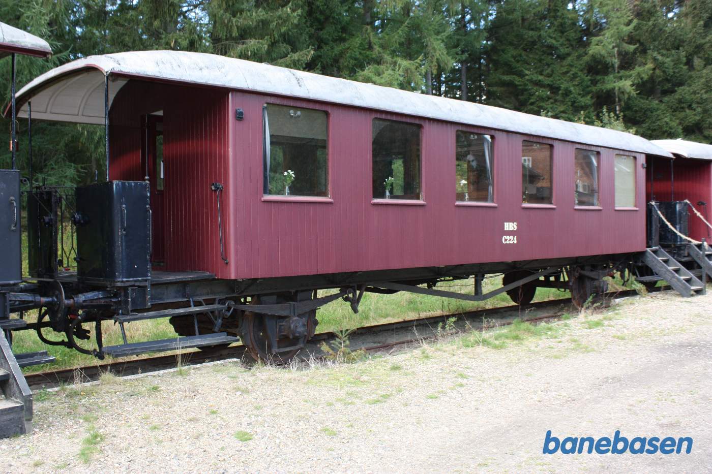 I sidesporet på stationen står bl.a. en af banens personvogne