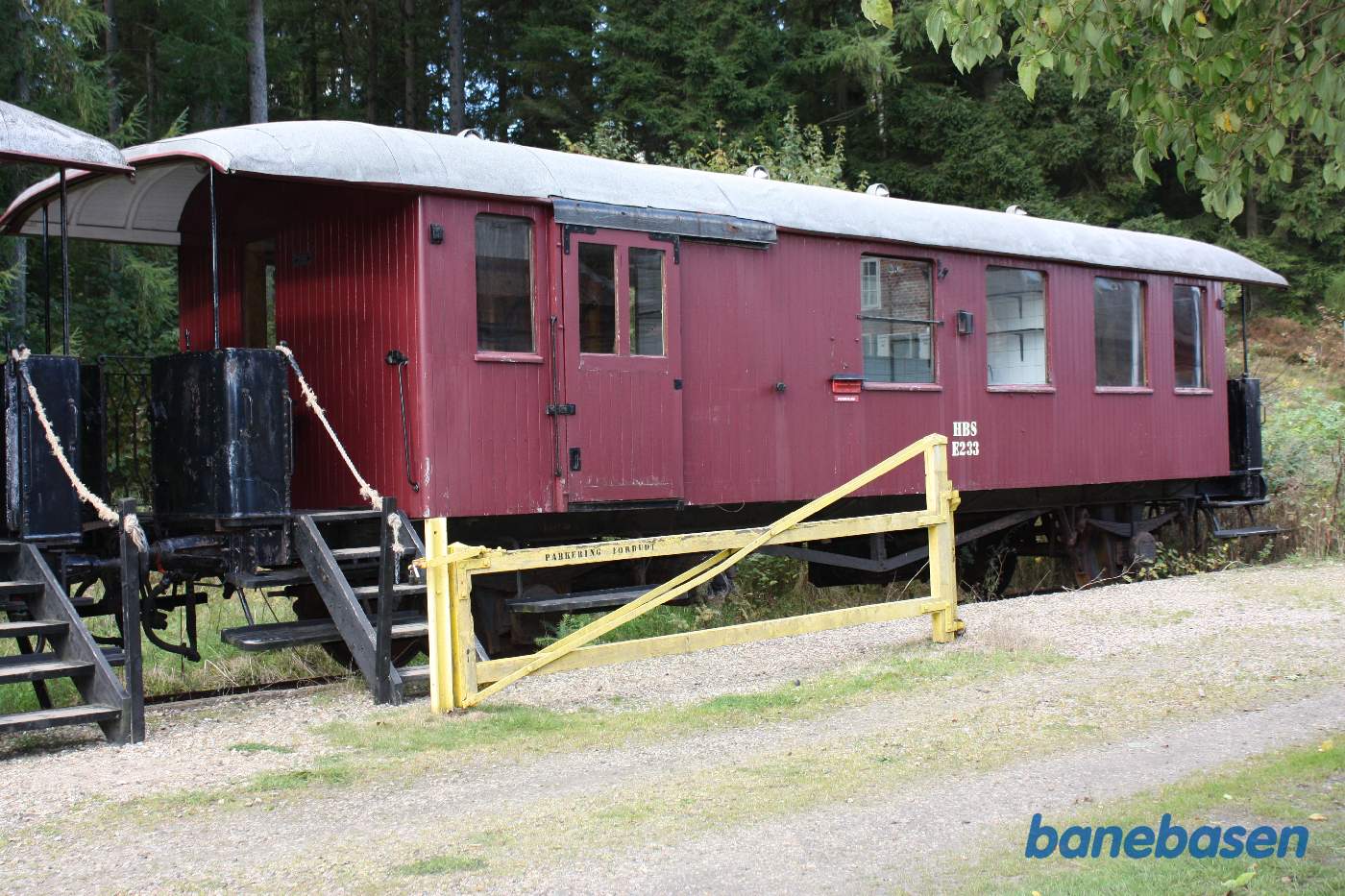 I sidesporet på stationen står bl.a. en af banens pakvogne I sidesporet på stationen står bl.a. en af banens pakvogne