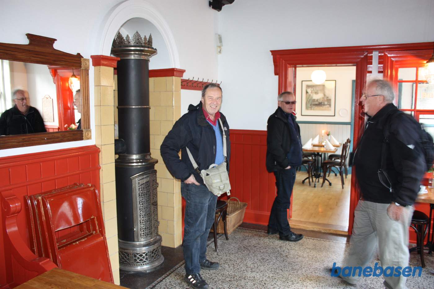 Inde på stationen, i ventesalen, er en stor kakkelovn, restauranten er ind gennem døren