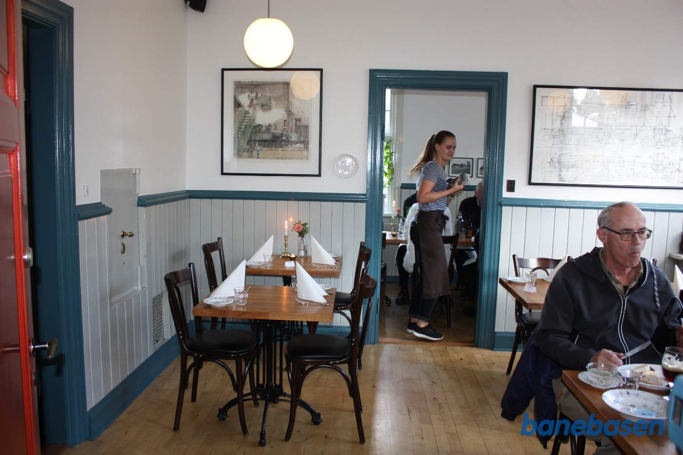 Vi er inde i restauranten hvor vi har bestilt frokost