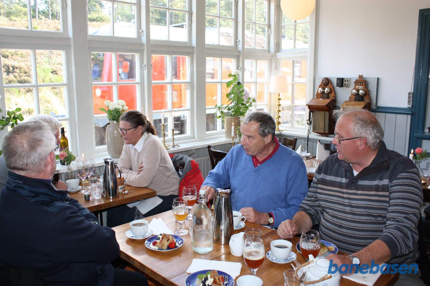 Hvilken udsigt ud af vinduet, hvor det ene tog efter det anden trillede forbi Hvilken udsigt ud af vinduet, hvor det ene tog efter det anden trillede forbi