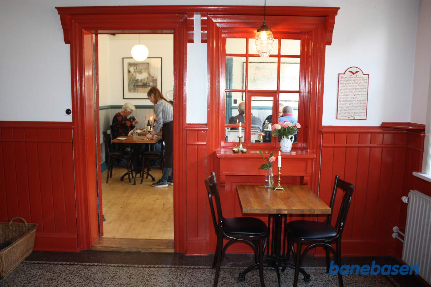 Inde på stationen, i ventesalen, er det gamle billetsalg, restauranten er ind gennem døren Inde på stationen, i ventesalen, er det gamle billetsalg, restauranten er ind gennem døren