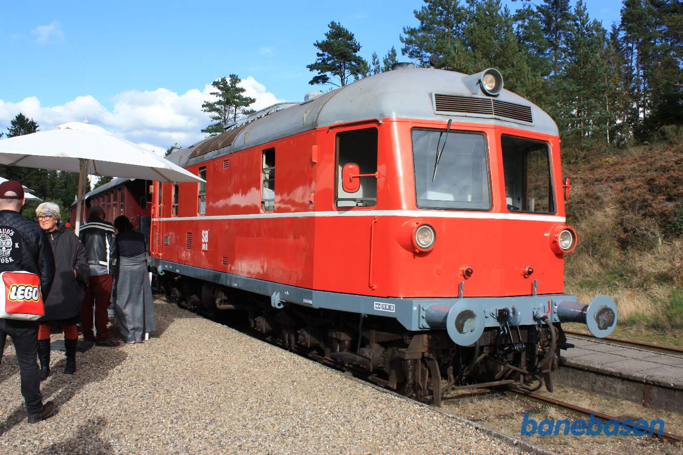 Persontog til Bryrup holder klar i spor 1 med M8 foran