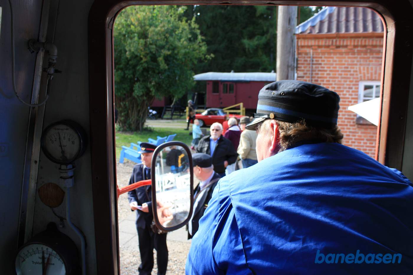 Vi er i førerrummet på M8 og kigger ud på perronen