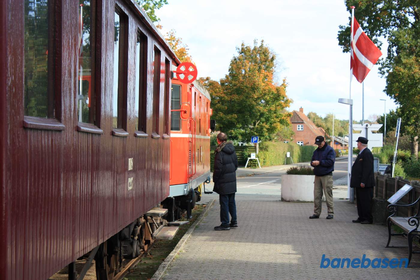 Toget er kommet til endestationen lige foran Hovedgaden Toget er kommet til endestationen lige foran Hovedgaden
