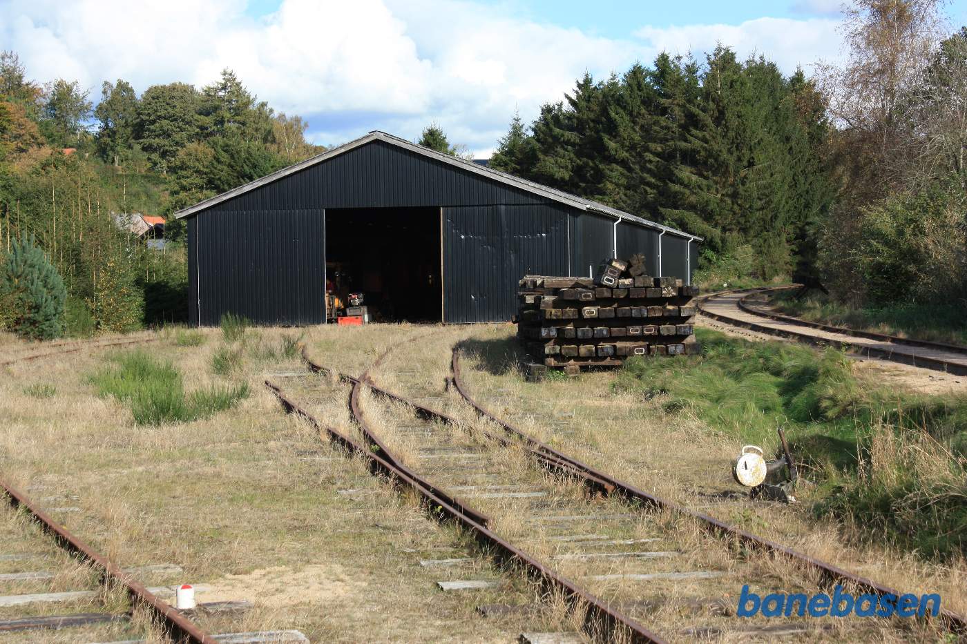 Vognhallen set fra indgangen, hovedsporet til Bryrup station til højre Vognhallen set fra indgangen, hovedsporet til Bryrup station til højre