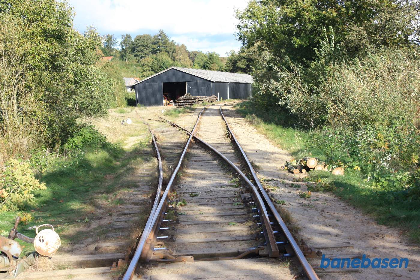 Vognhallen set fra hovedsporet, hovedsporet til Bryrup station til højre
