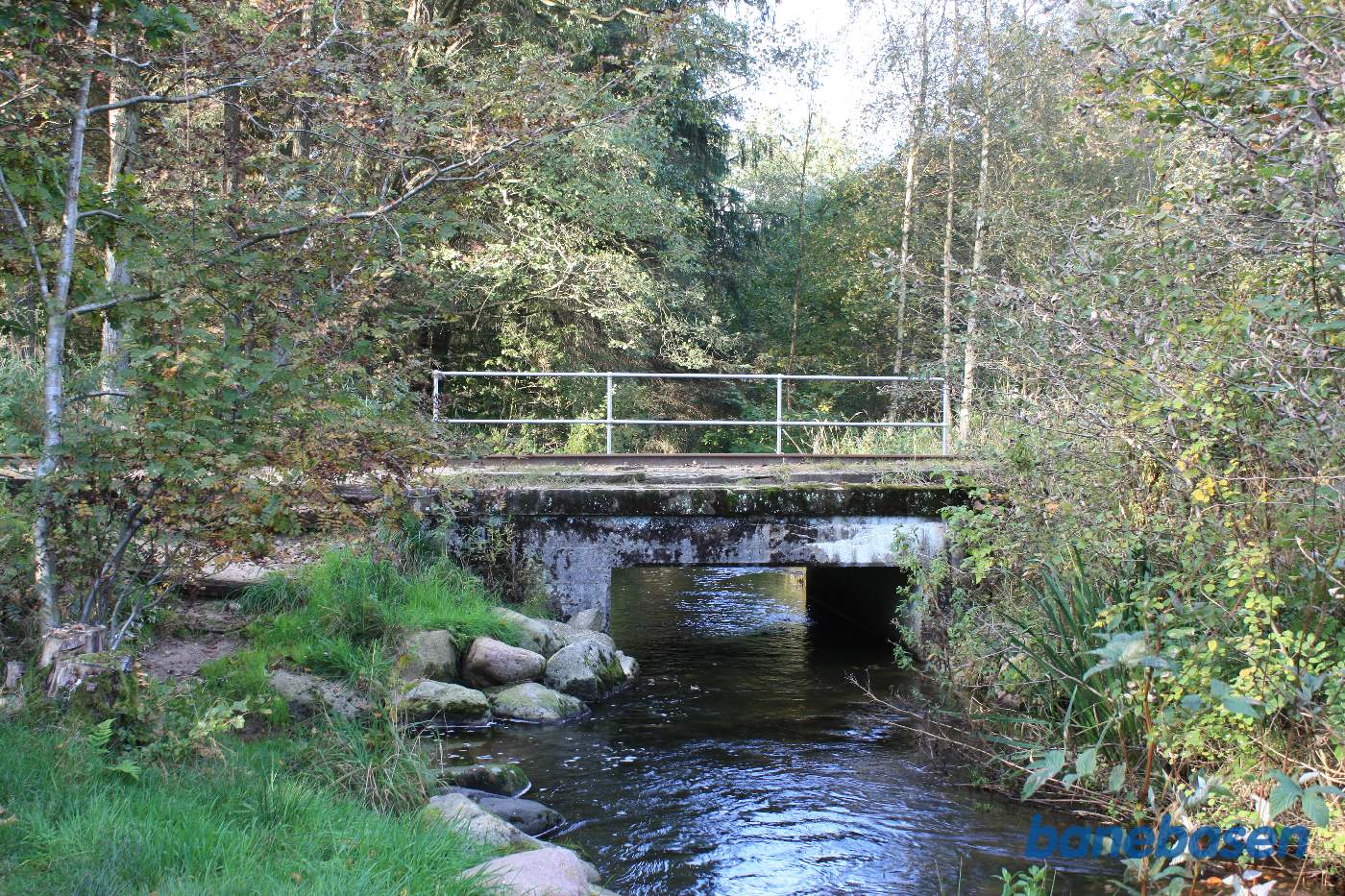 Broen over Bryrup Å set fra siden