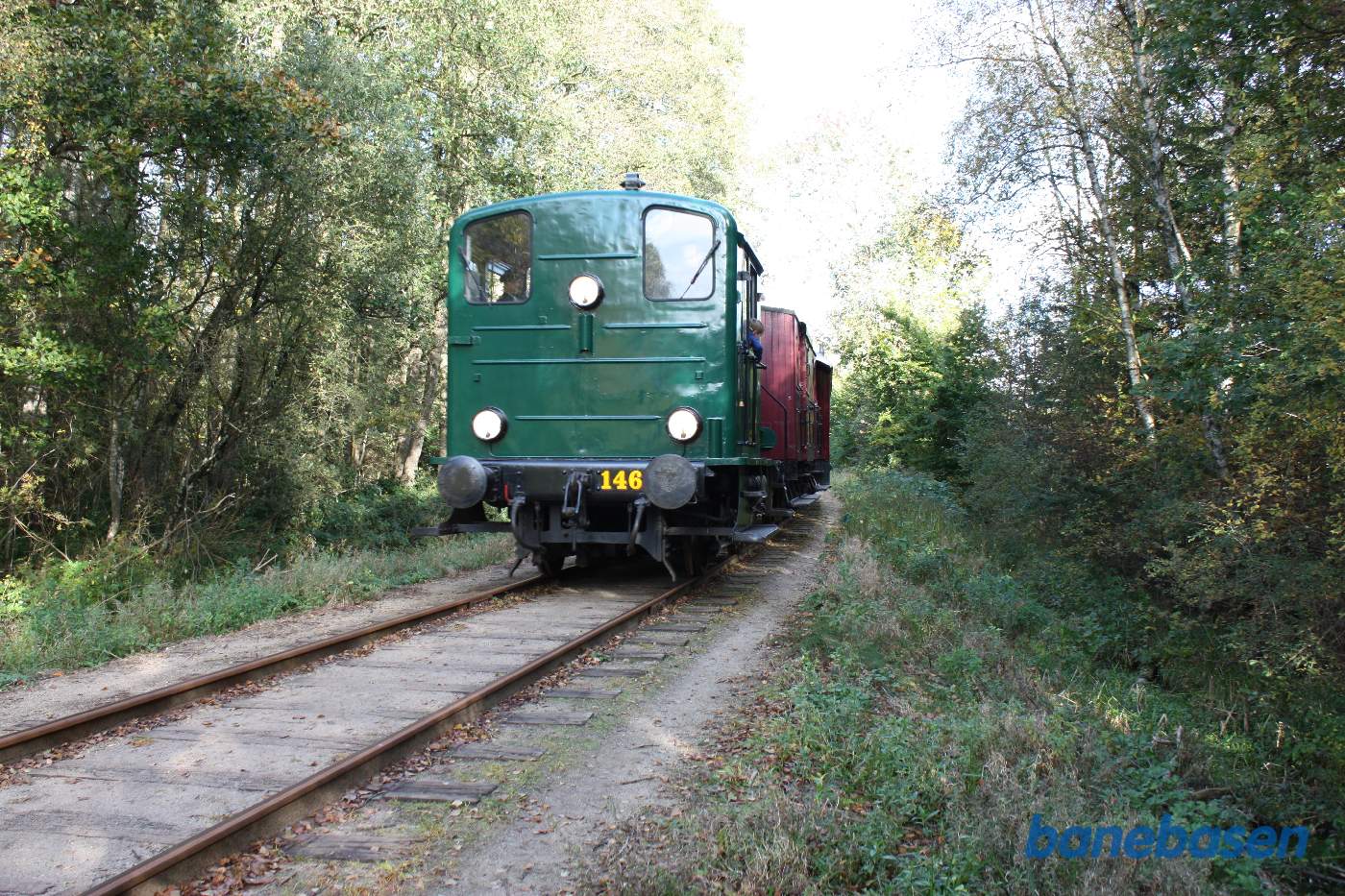 Persontog mod Vrads har netop passeret vognhallen Persontog mod Vrads har netop passeret vognhallen