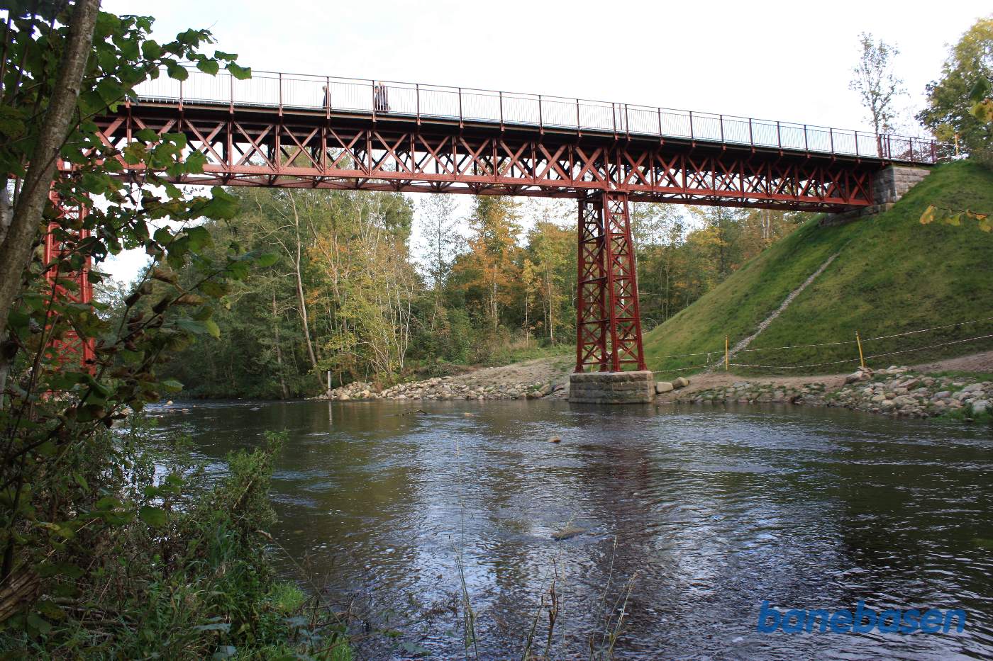 Den oprindelige bro over Gudenåen fra da banen var metersporet set nede fra åen, Silkeborg mod venstre og Horsens mod højre