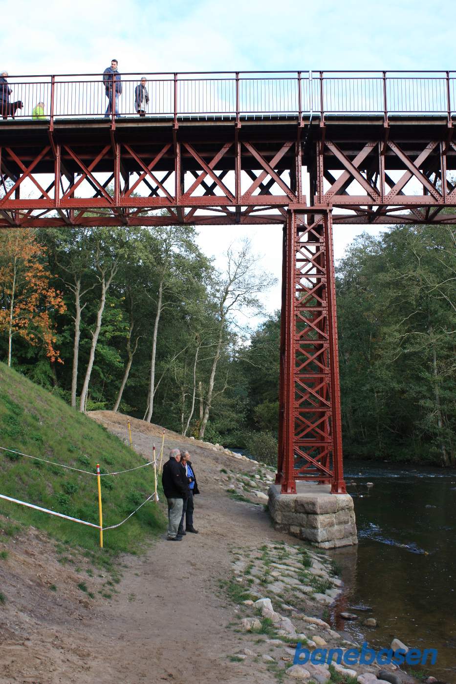 Den oprindelige bro over Gudenåen fra da banen var metersporet set nede fra åen, Silkeborg mod venstre og Horsens mod højre