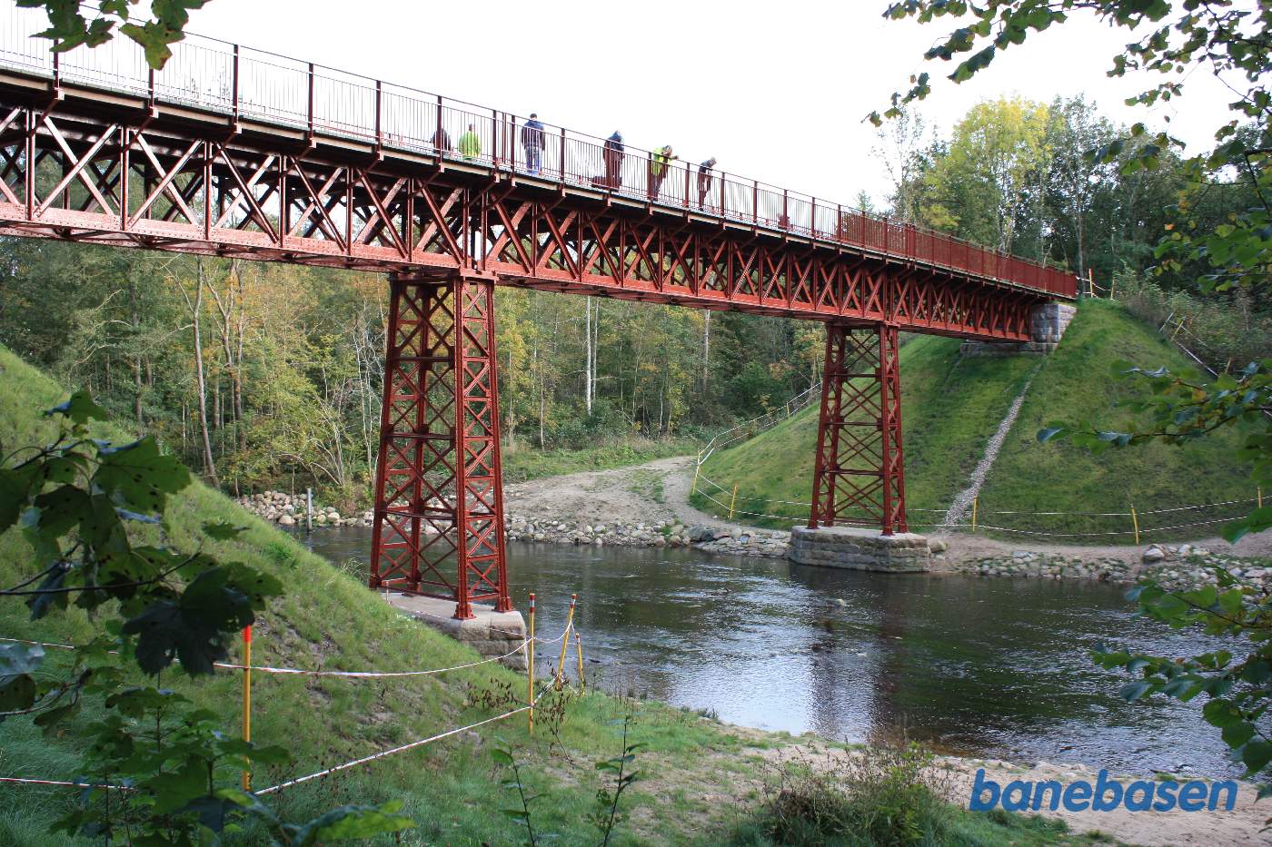 Den oprindelige bro over Gudenåen fra da banen var metersporet set nede fra åen, Silkeborg mod venstre og Horsens mod højre Den oprindelige bro over Gudenåen fra da banen var metersporet set nede fra åen, Silkeborg mod venstre og Horsens mod højre
