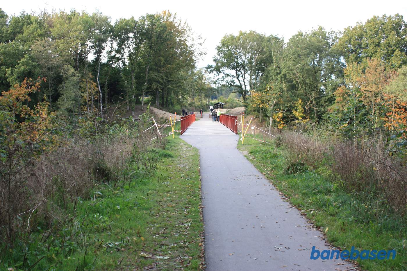 Vi er på banestien og kigger i retning af Silkeborg med broen lige foran os