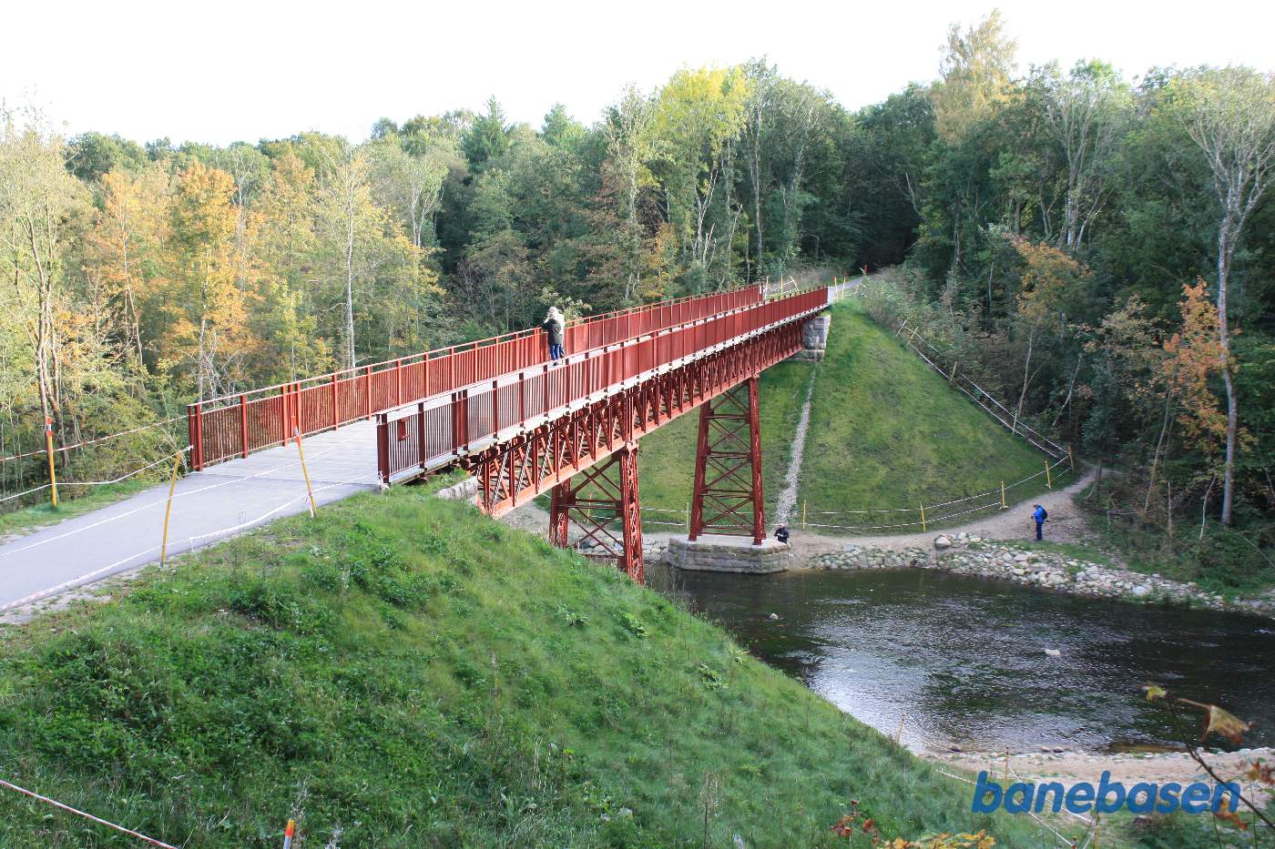 Vi er på siden af banestien og kigger i retning af Horsens med broen lige foran os Vi er på siden af banestien og kigger i retning af Horsens med broen lige foran os
