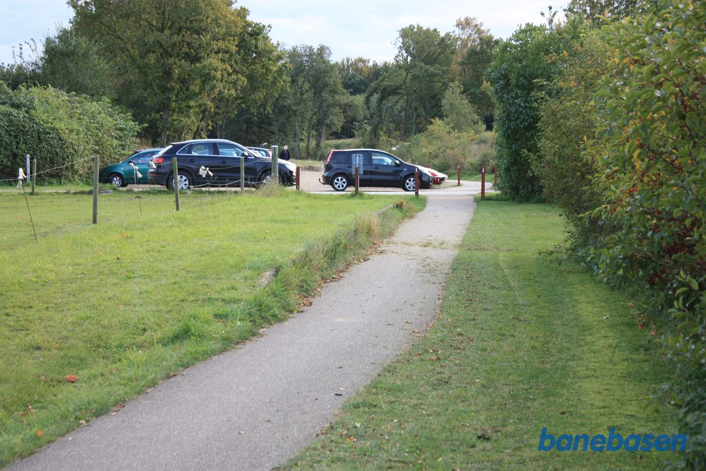 Vi kan stadig se perronkanten fra 1958, hvor stationen blev til et simpelt trinbræt. Vi ser mod Horsens, Søvejen lige efter trinbrættet