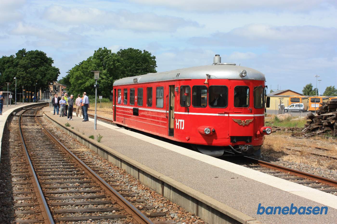 Skinnebussen holder ved perron i retning mod Nykøbing Sj. Skinnebussen holder ved perron i retning mod Nykøbing Sj.