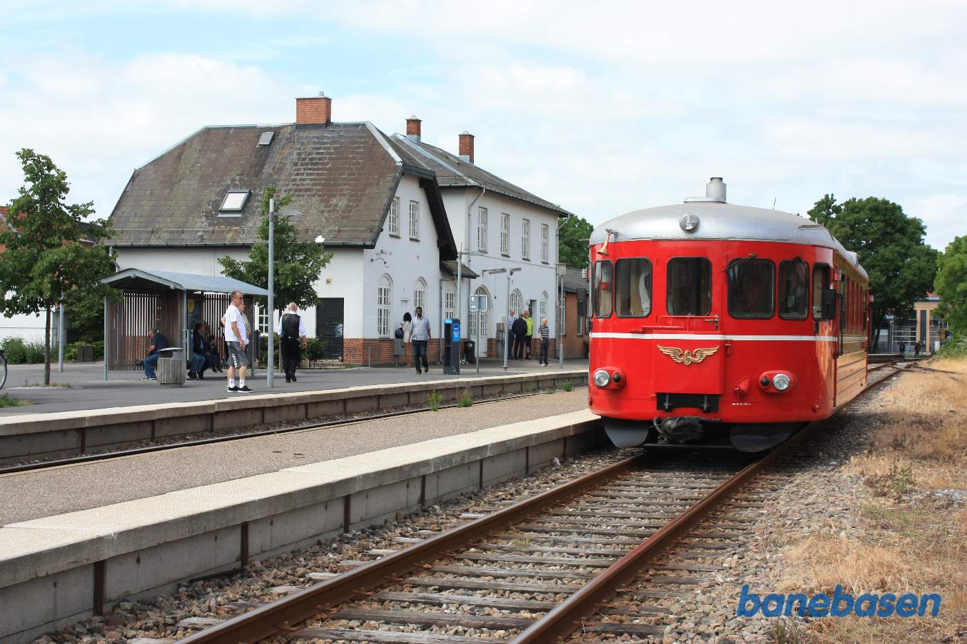 Skinnebussen holder ved perron i retning mod Nykøbing Sj.