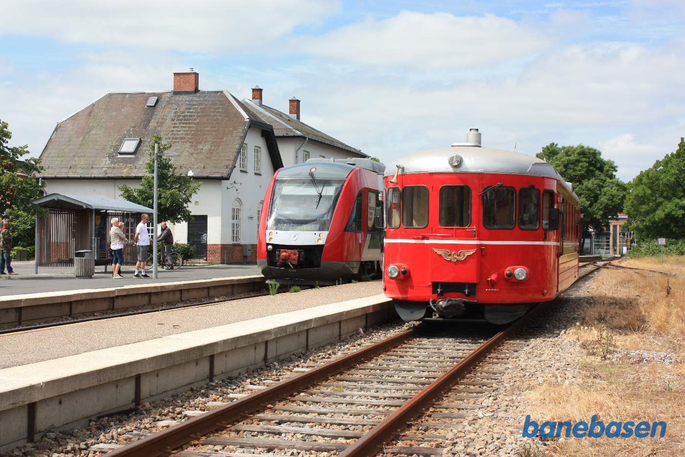 Skinnebussen holder ved perron. Krydsning med Lokaltog mod Holbæk Skinnebussen holder ved perron. Krydsning med Lokaltog mod Holbæk