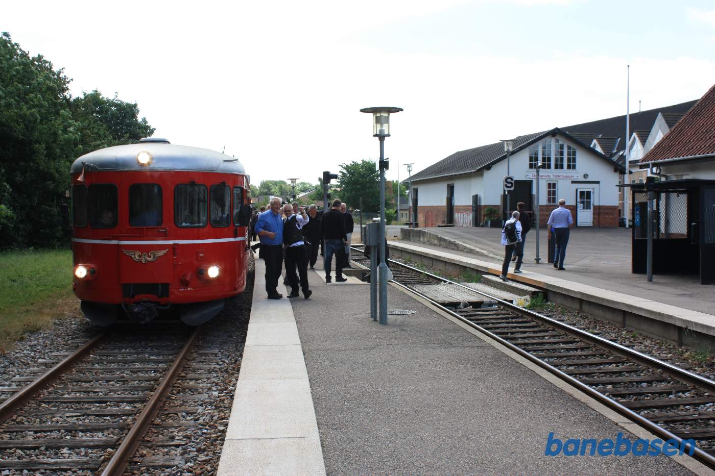 Ophold i Hørve for bl.a. at se Trafikmuseet der ses i pakhuset til højre