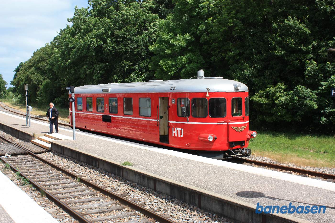 Skinnebussen holder ved perron i retning mod Nykøbing Sj. Skinnebussen holder ved perron i retning mod Nykøbing Sj.