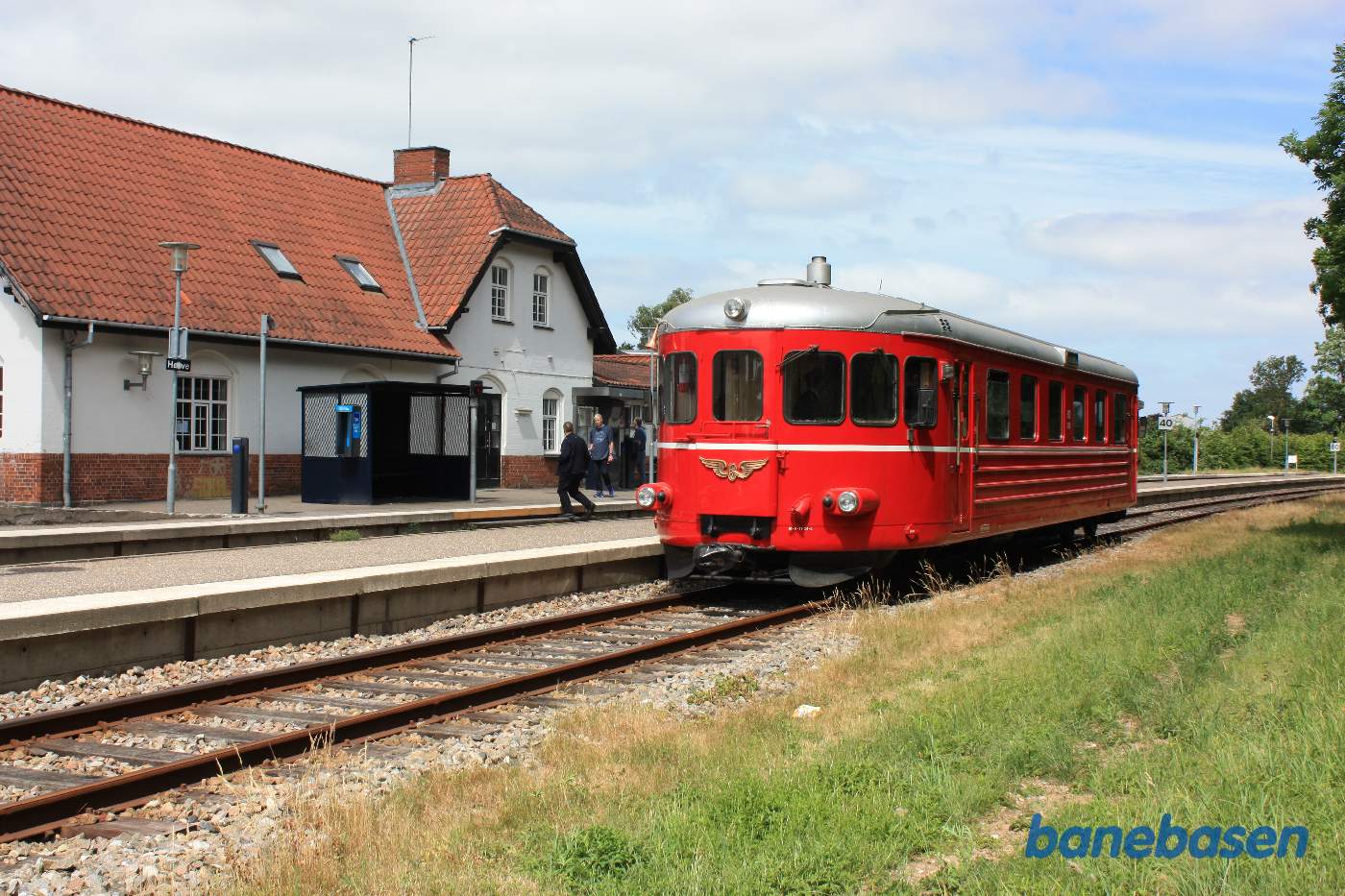 Skinnebussen holder ved perron i retning mod Nykøbing Sj.