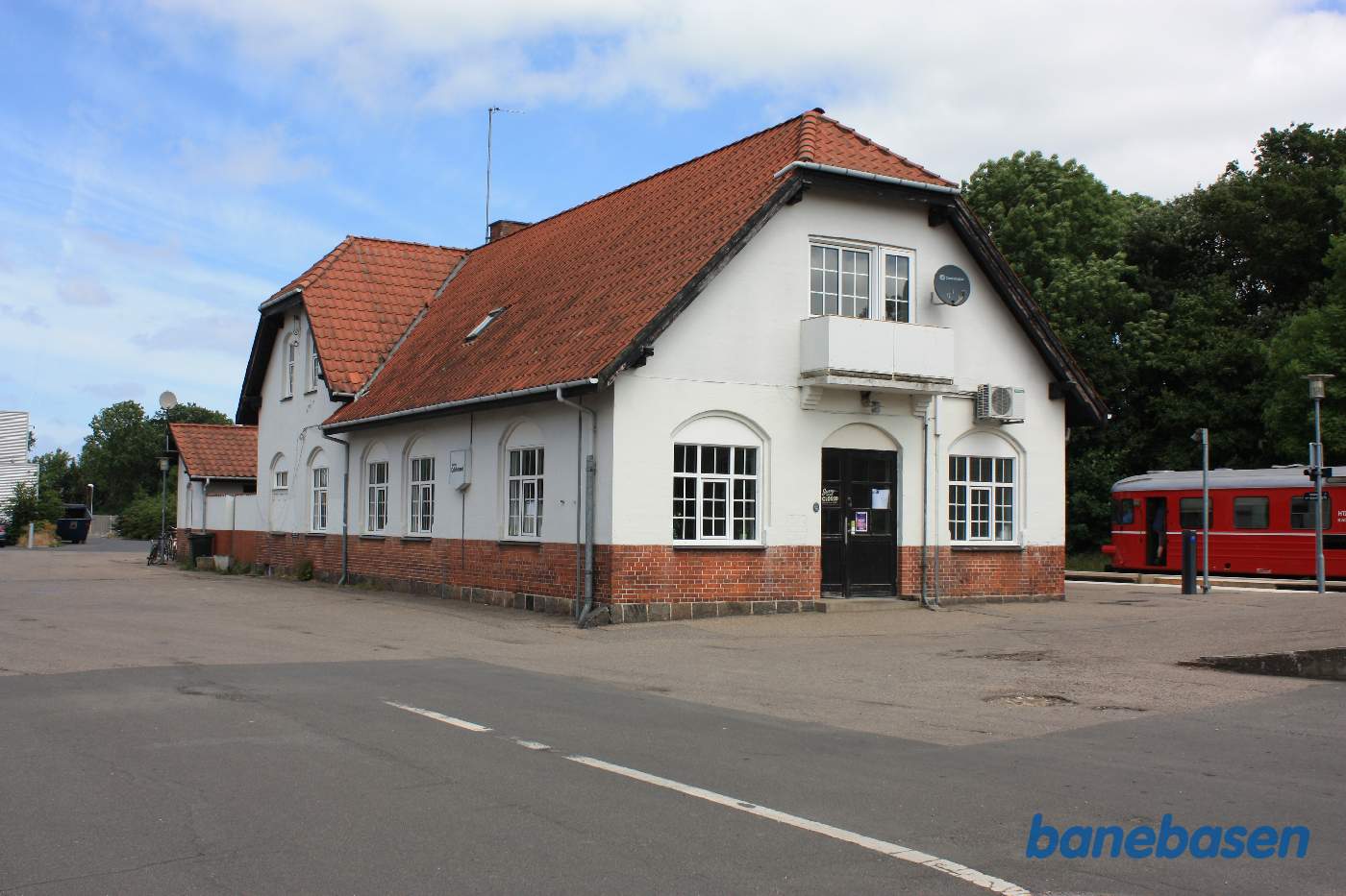 Stationsbygningen set fra vejen