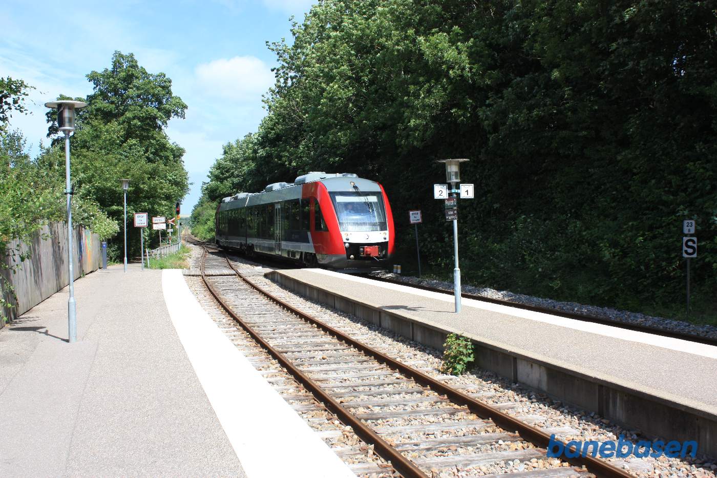 Et Lokaltog på vej mod Holbæk er på vej ind mod stationen for at krydse med vores skinnebus Et Lokaltog på vej mod Holbæk er på vej ind mod stationen for at krydse med vores skinnebus