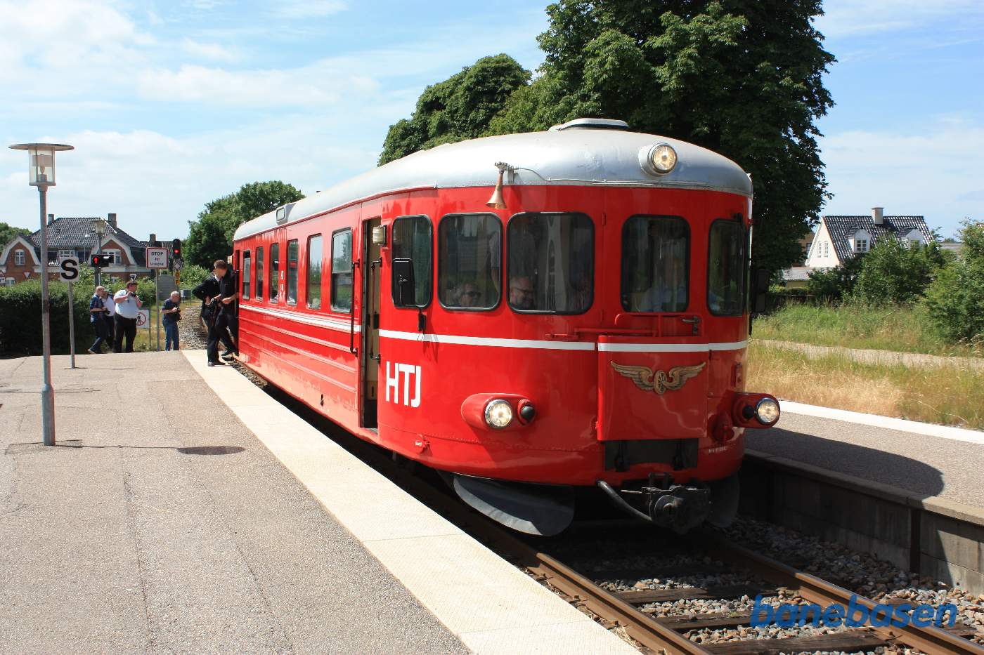 Så holder toget på Grevinge station og vi kigger i retning mod Holbæk. Skinnebussen på vej til Nykøbing Sj. Så holder toget på Grevinge station og vi kigger i retning mod Holbæk. Skinnebussen på vej til Nykøbing Sj.