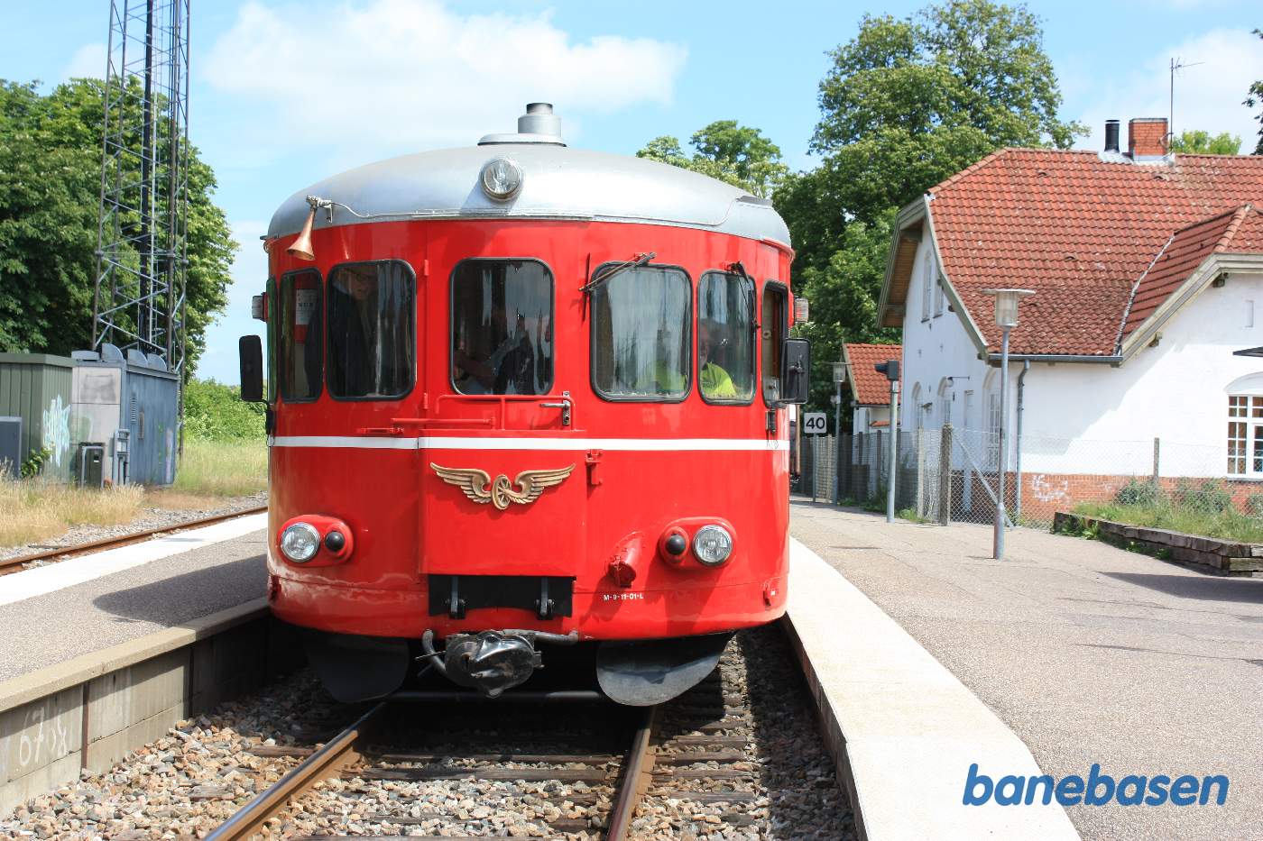 Så holder toget på Grevinge station og vi kigger i retning mod Nykøbing Sj. Skinnebussen på vej til Nykøbing Sj. Så holder toget på Grevinge station og vi kigger i retning mod Nykøbing Sj. Skinnebussen på vej til Nykøbing Sj.
