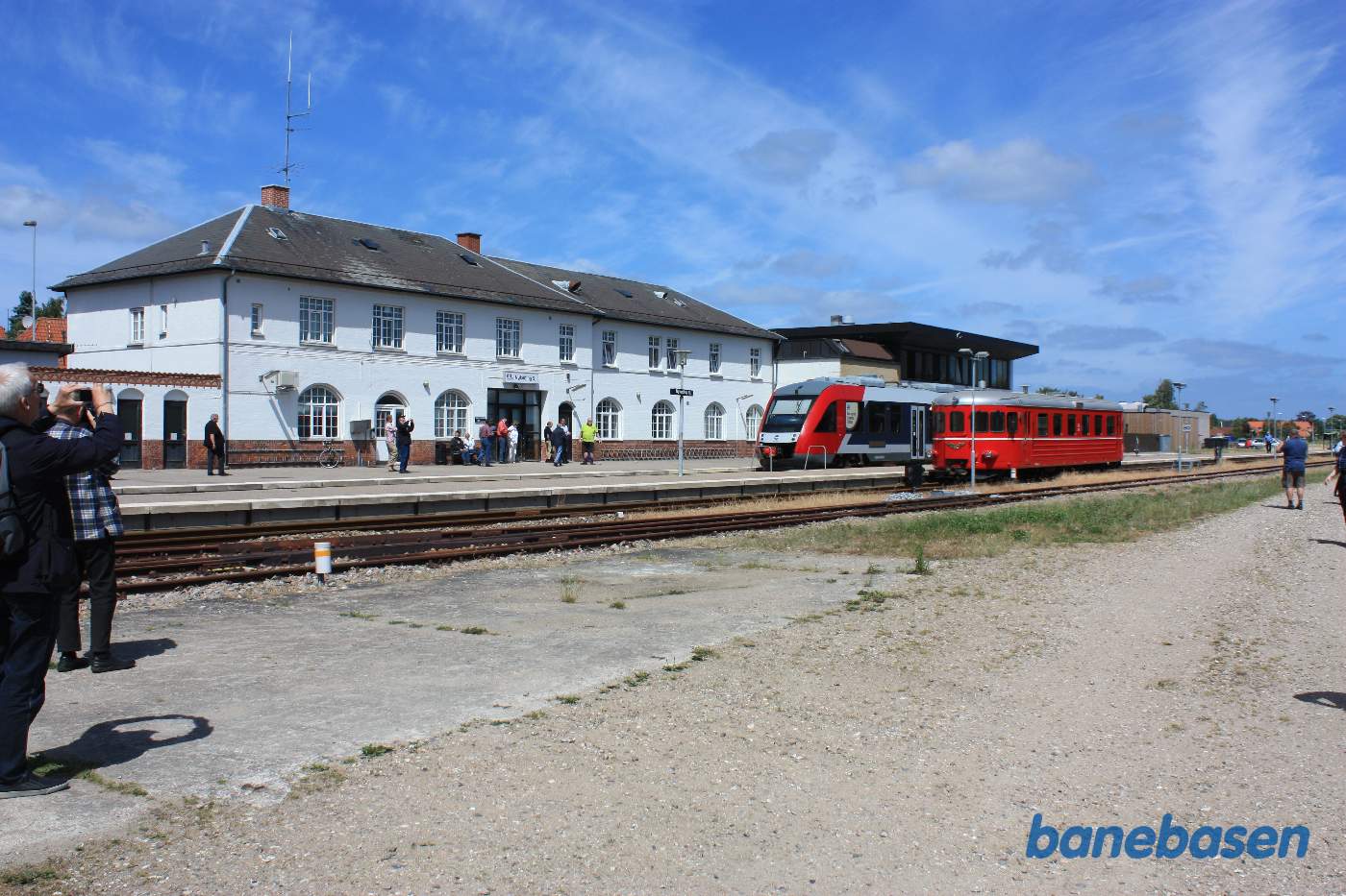 Fotograferne har travlt med at forevige dette øjeblik med et Lokaltog ved perron Fotograferne har travlt med at forevige dette øjeblik med et Lokaltog ved perron