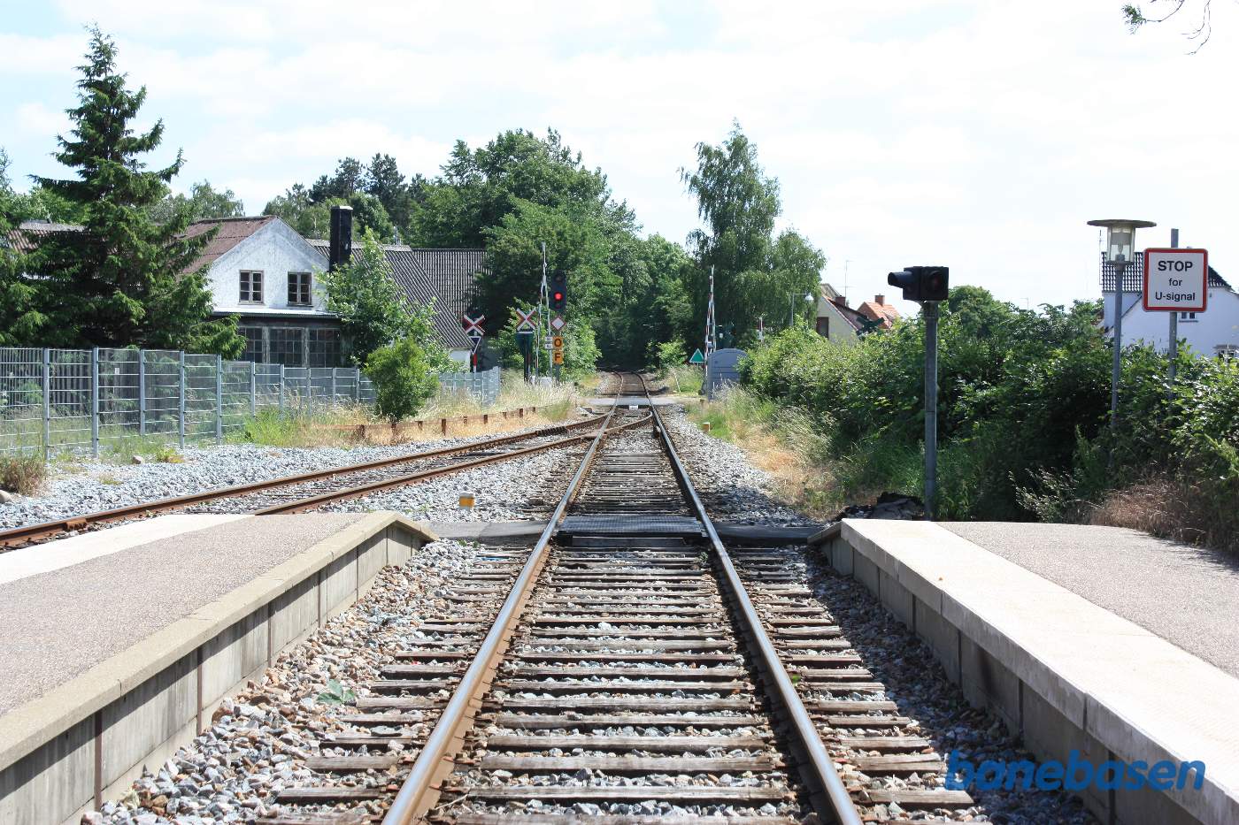Vi er i udkørselsenden og kigger mod Holbæk