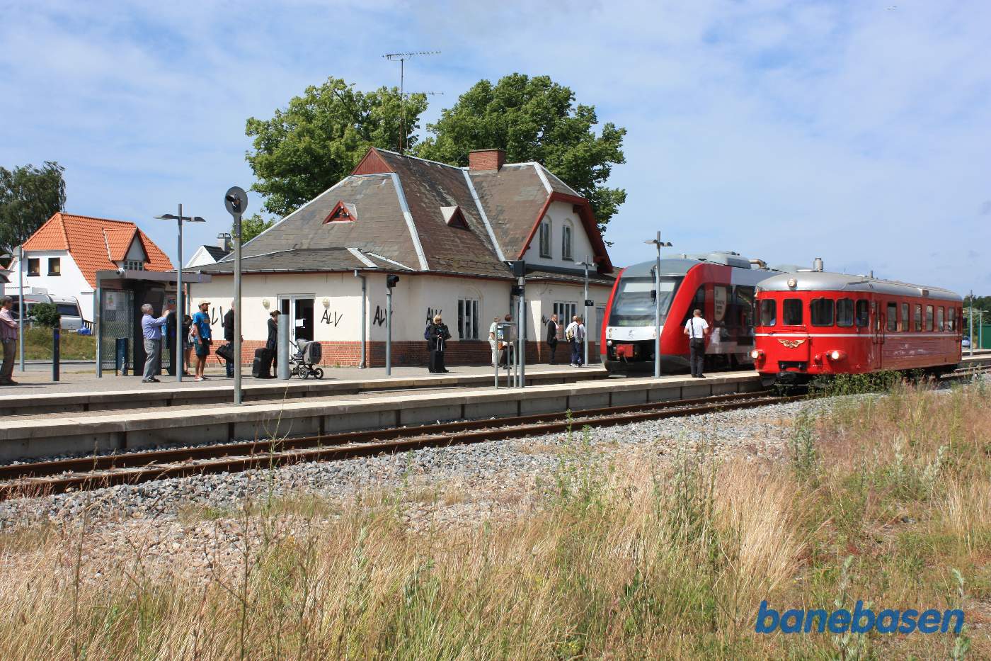 Krydsning med Lokaltog på vej mod Nykøbing Sj. Krydsning med Lokaltog på vej mod Nykøbing Sj.