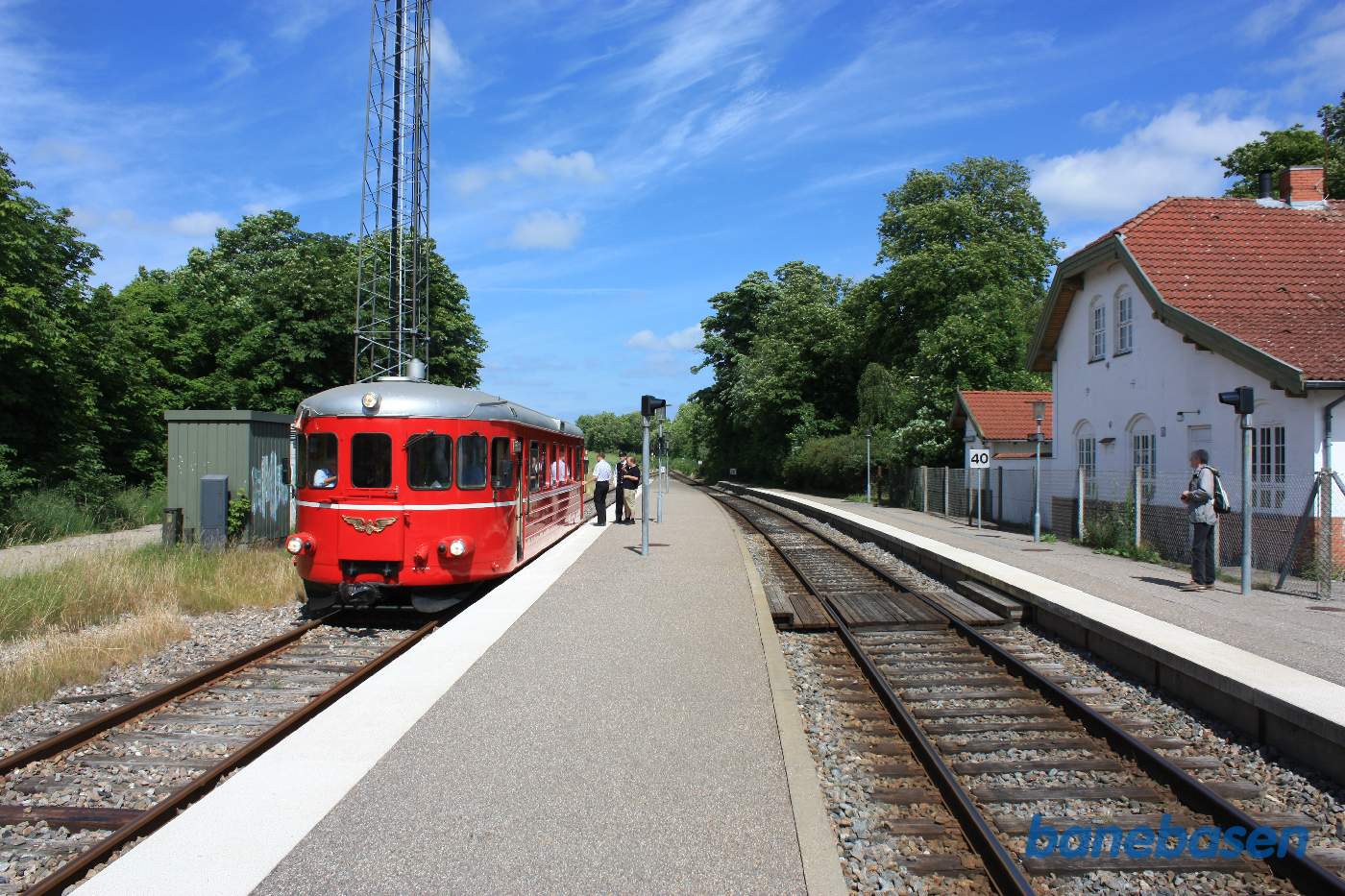 Så holder toget på Grevinge station og vi kigger i retning mod Nykøbing Sj. Skinnebussen på vej til Holbæk