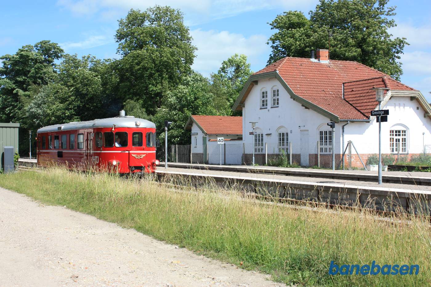 Så holder toget på Grevinge station og vi kigger i retning mod Nykøbing Sj. Skinnebussen på vej til Holbæk