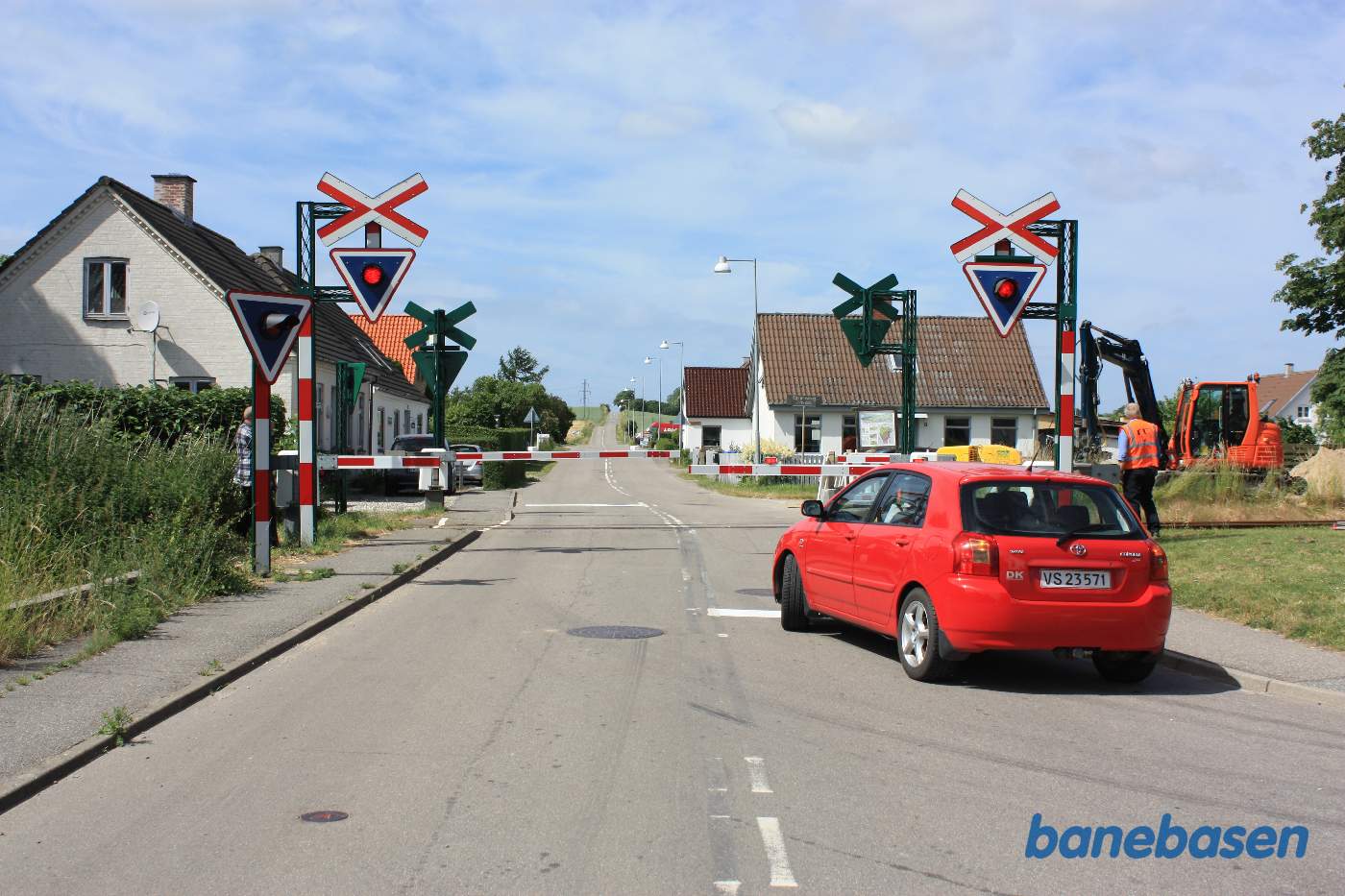 Vi står på Egemosevej og kigger på overkørslen Vi står på Egemosevej og kigger på overkørslen