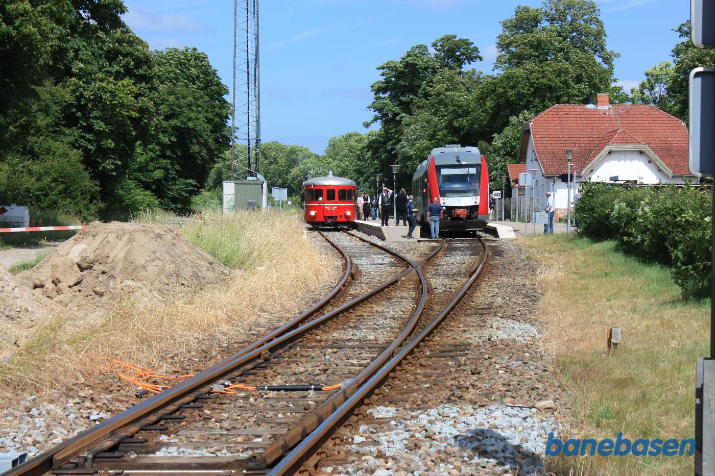 Krydsning med Lokaltog på vej mod Nykøbing Sj. Krydsning med Lokaltog på vej mod Nykøbing Sj.