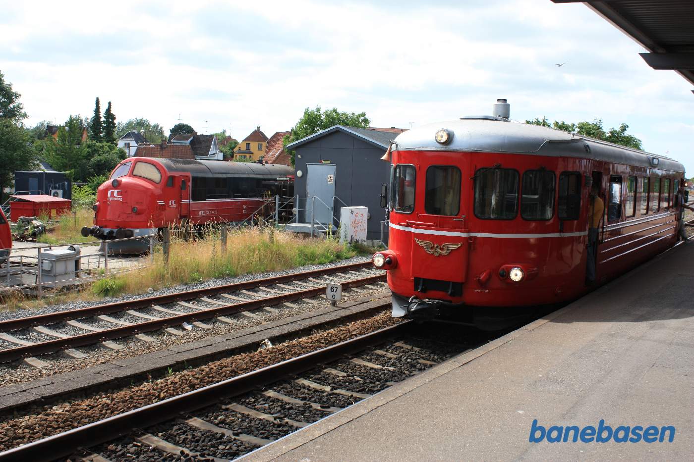 Skinnebussen holder i Holbæk, Odsherredsbanens drejeskive og værksteder til venstre Skinnebussen holder i Holbæk, Odsherredsbanens drejeskive og værksteder til venstre