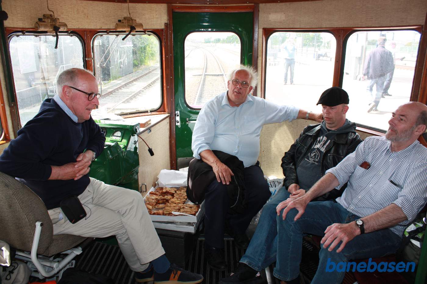 På vej tilbage til København, blev der serveret kaffe og wienerbrød i skinnebussen